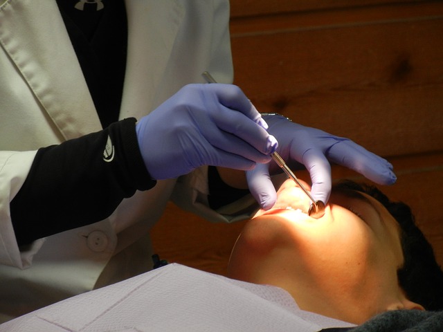 ortodontista v rukavicích
