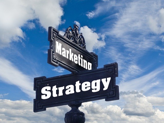 rozcestník mezi marketingem a strategií